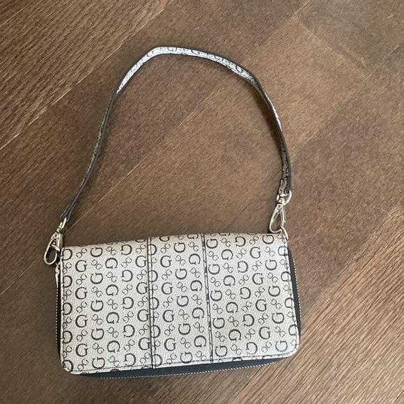 Guess wristlet - Picture 2 of 8